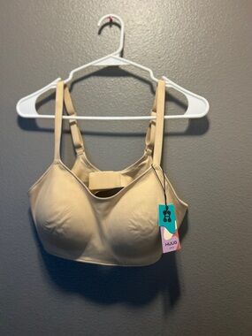 HUUG Bra Size Medium BNWT Beige Nude Seamless Wireless Dryer Safe Comfortable